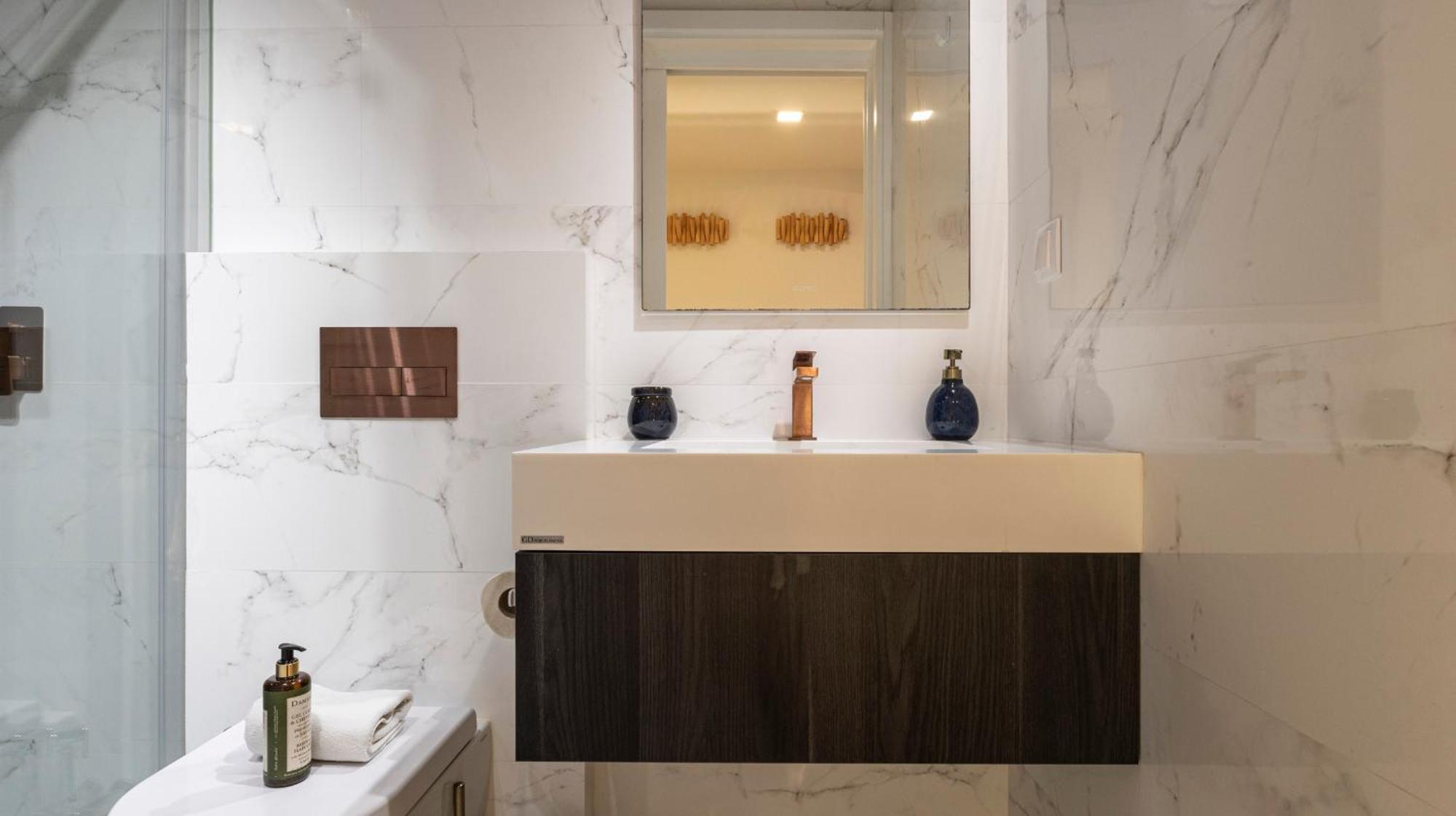 New 3br W Rooftop & Balcony Views By Lovelystay
