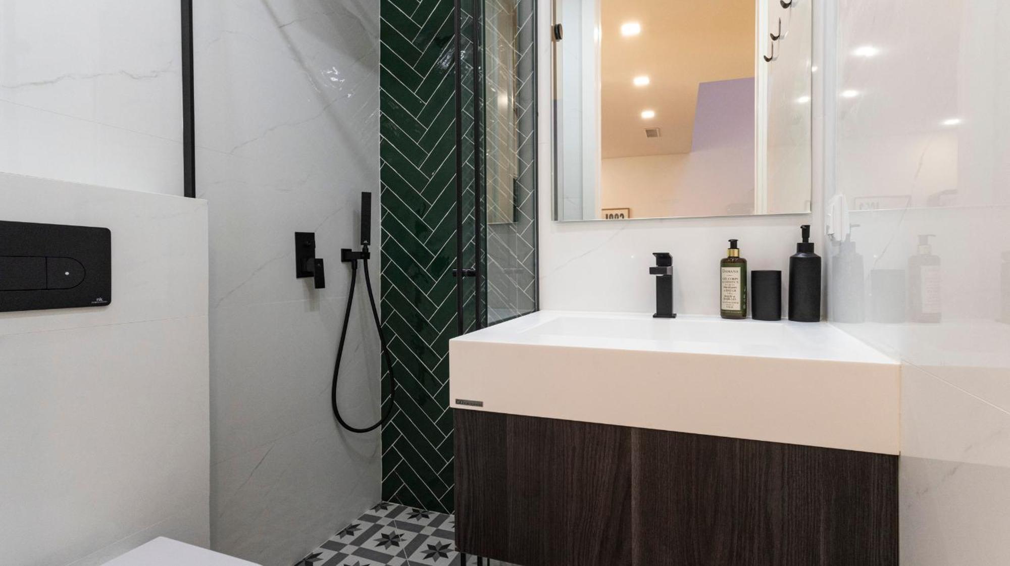 New 3br W Rooftop & Balcony Views By Lovelystay *