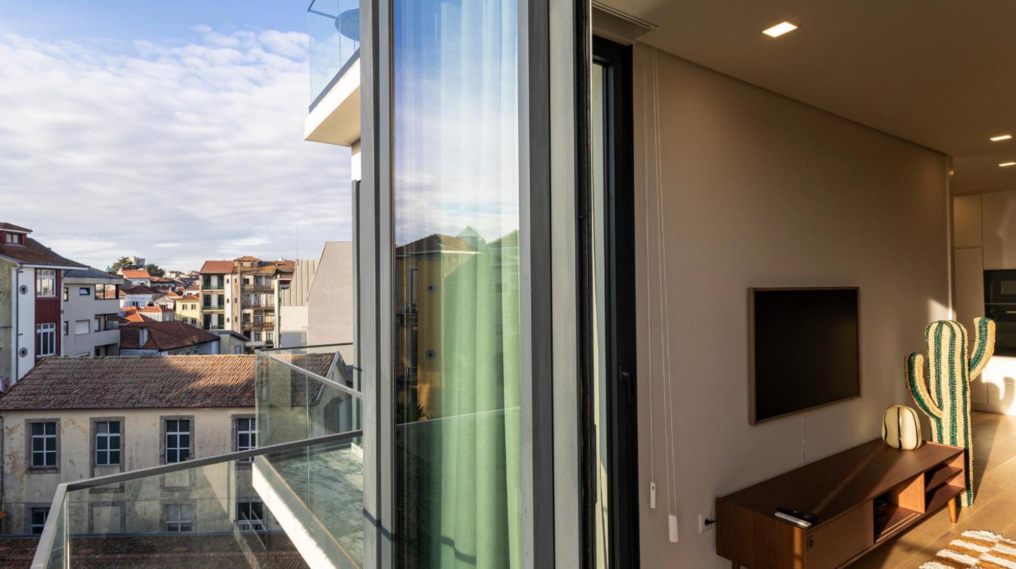 New 3br W Rooftop & Balcony Views By Lovelystay *